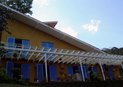 Vista da fachada com o telhado inclinado